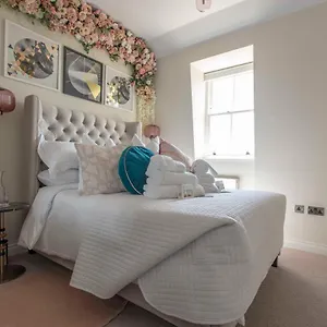 Hope Place View: Modern Centre Apartment